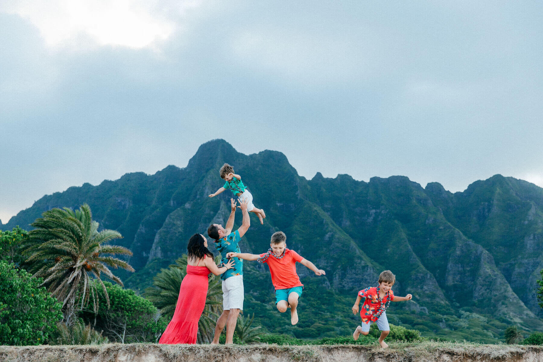 a family playing in Honolulu Hawaii on a family photoshoot with Flytographer